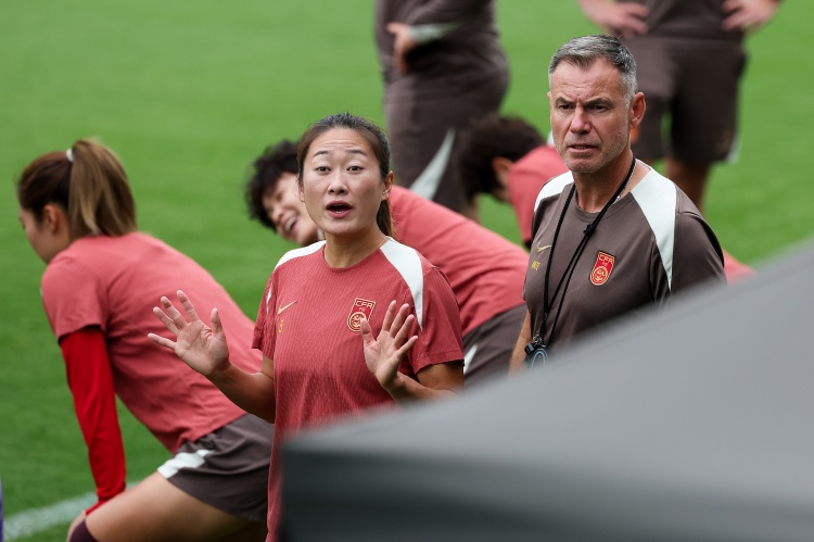 开云APP-黄健翔点评女足前20分钟表现：队友之间传不了三脚，踢的太凌乱了